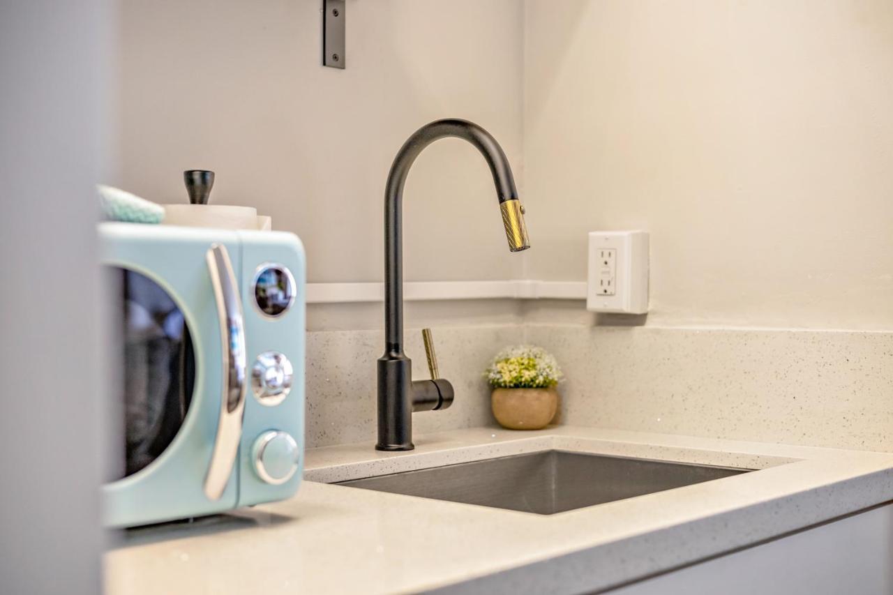 Apartment Inviting Waikiki Grand One Block To Beach! Honolulu